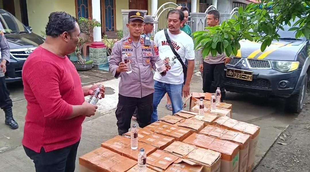 Kapolsek Pati Kota Iptu Heru Purnomo menunjukkan barang bukti miras dari hasil razia, Rabu (18/12/2024). (Foto: RRI/Agus Pambudi)