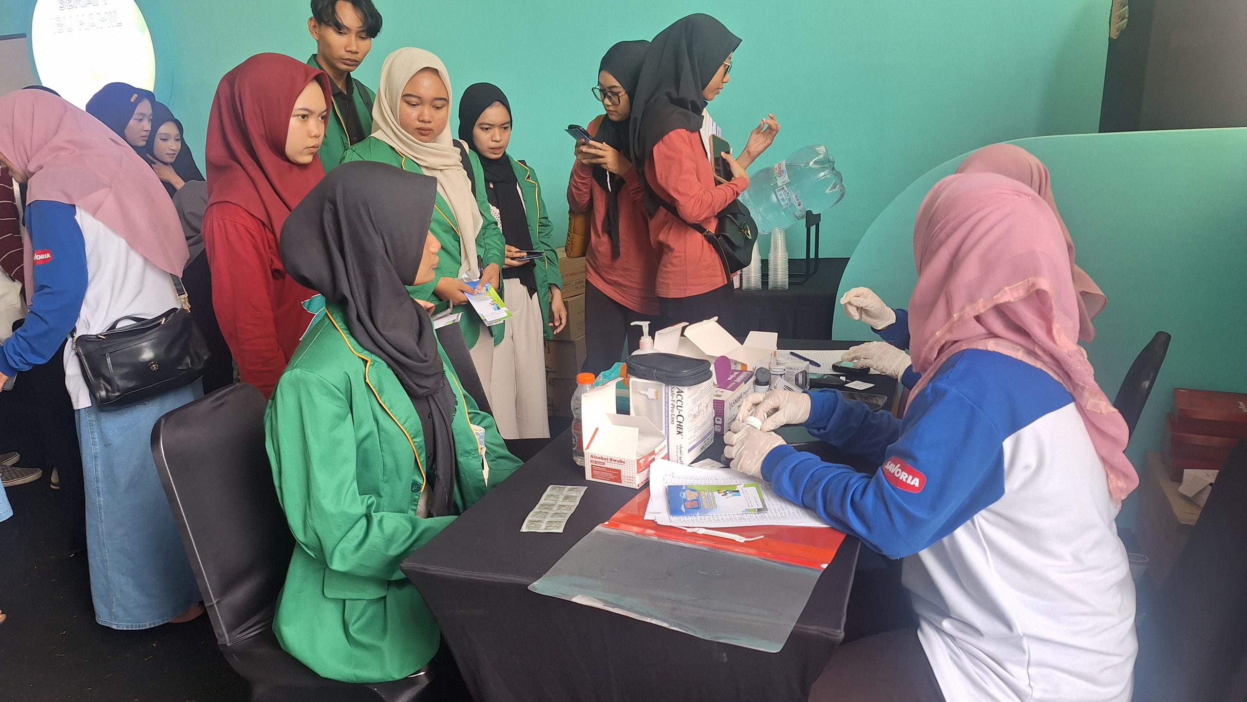 Suasana di salah satu booth pemeriksaan di Festival Keluarga Sehat, Sabtu (7/12/2024) di Alun-Alun Simpang Tujuh Kudus (Melina Nurul Khofifah/KlikFakta)