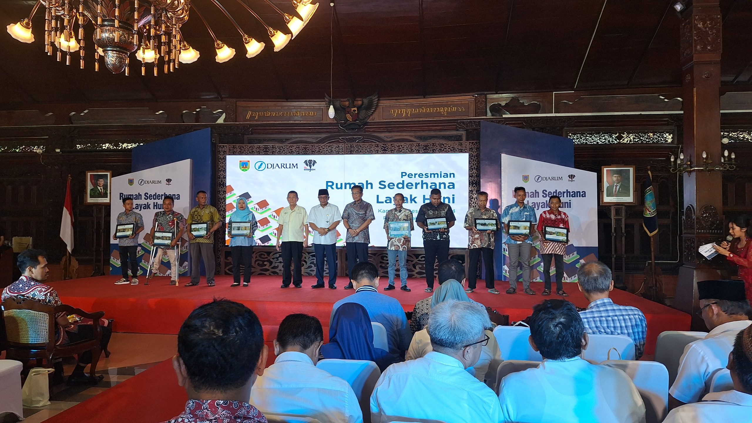 Serah terima secara simbolis dari PT Djarum kepada penerima bantuan RSLH, pada Kamis, 12 Desember 2024 di Pendopo Kabupaten Kudus, Jawa Tengah