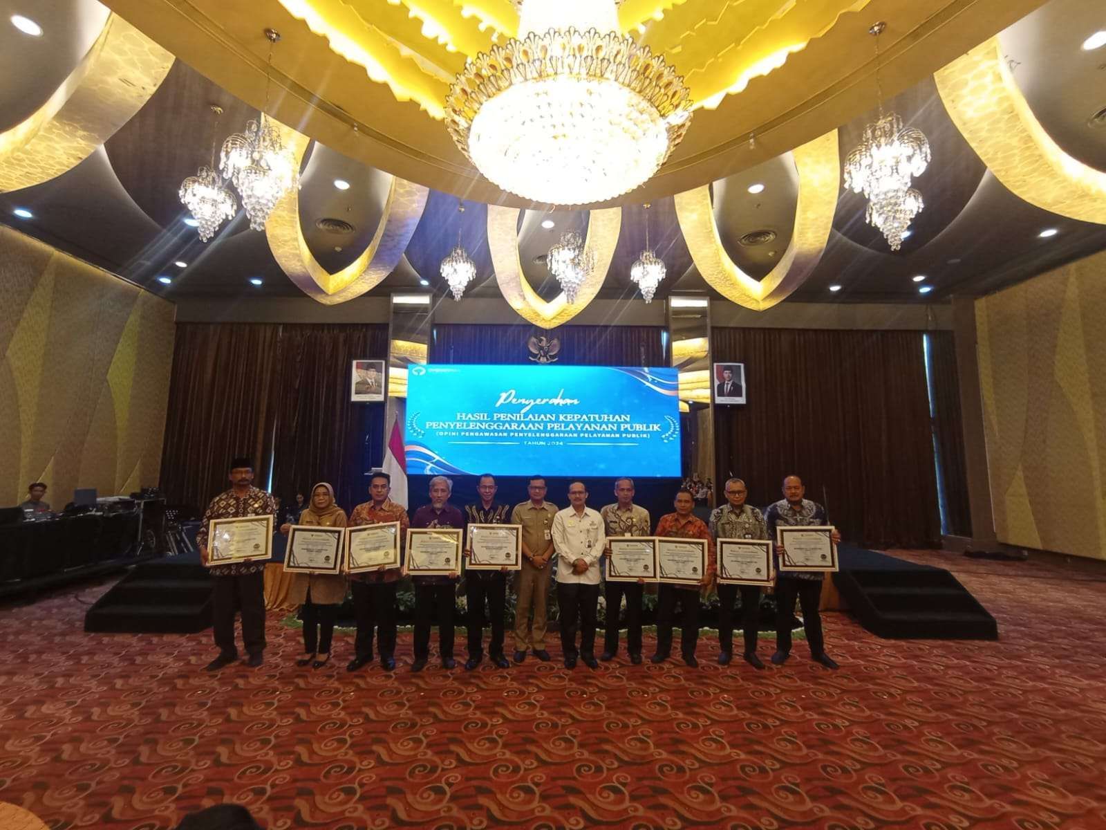 Penyerahan penghargaan pada acara di Hotel Quest, Semarang, Senin (2/12/2024) (foto: RRI.co.id)