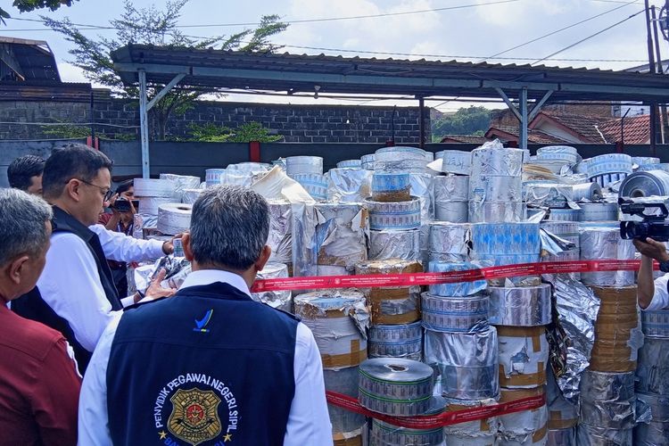 Pil-pil obat ilegal yang diproduksi di Kawasan Industri Candi (KIC) Semarang, Jawa Tengah, Jumat (13/12/2024). (KOMPAS.COM/Muchamad Dafi Yusuf)