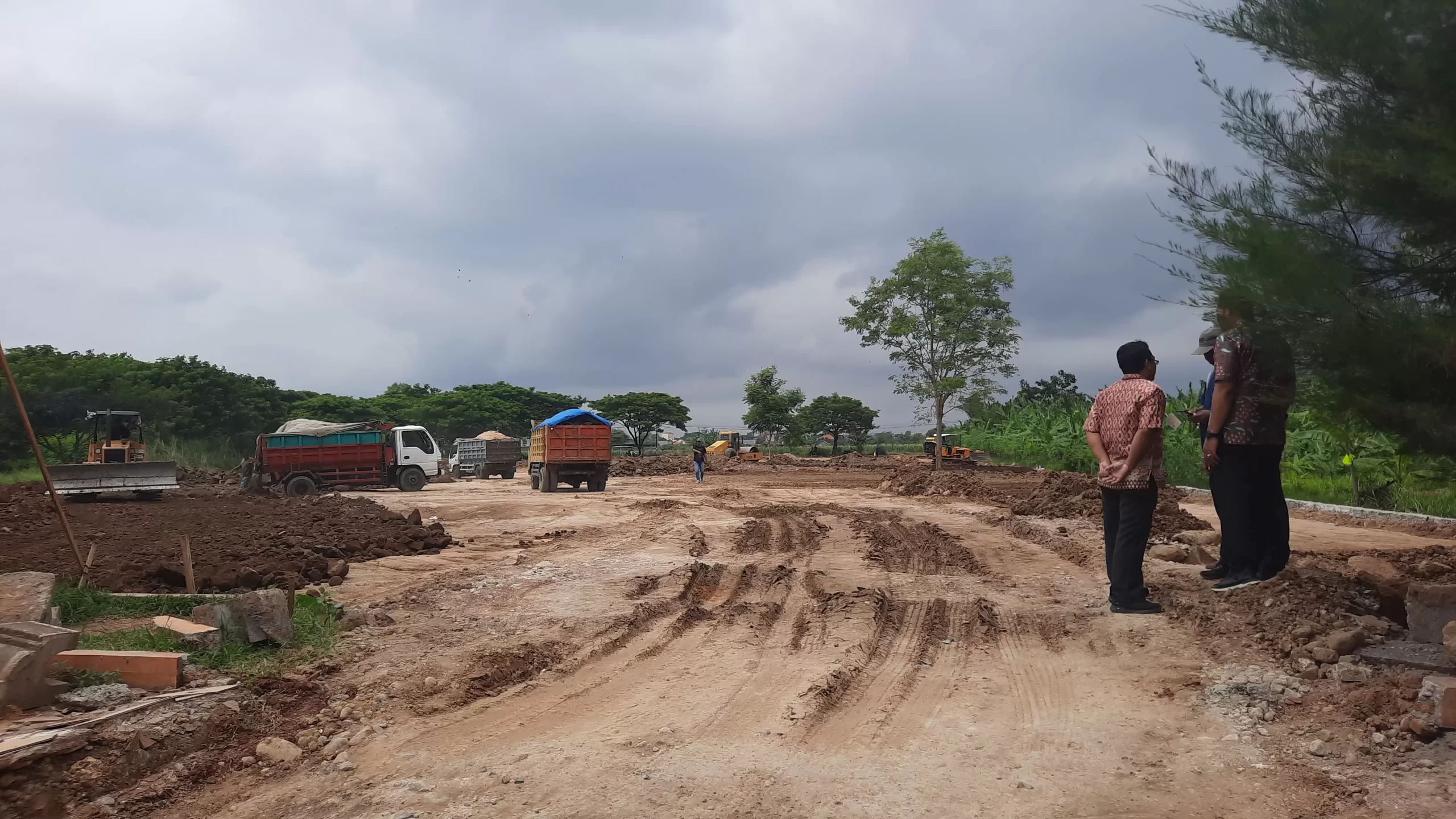 Pengerjaan pengerukan tanah di Lokasi yang nantinya digunakan untuk pembangunan gedung Perpustakaan bertaraf nasional (INDAH SUSANTI/RADAR KUDUS)