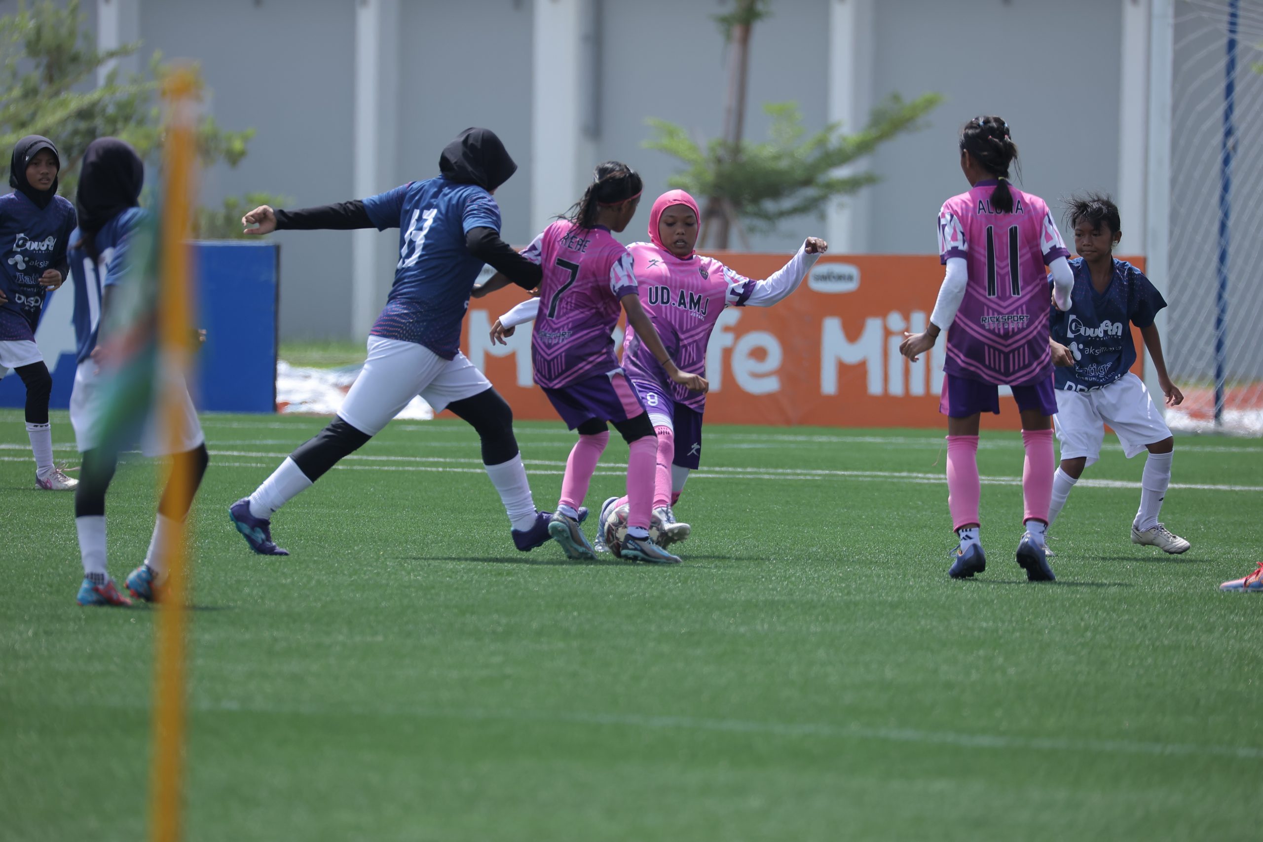 Para putri yang bergabung di Sekolah Sepak Bola (SSB) yang ada di Kudus dan sekitarnya menampilkan performa terbaik mereka dalam Hydroplus Soccer League 2024 di Supersoccer Arena Rendeng, Kudus, Jawa Tengah.