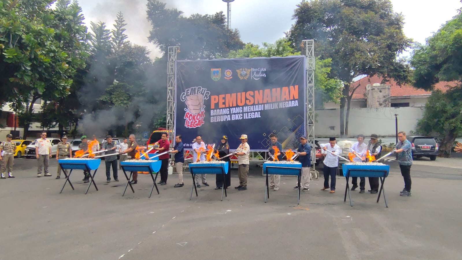Pemusnahan Barang Kena Cukai (BKC) ilegal pada Rabu, 4 Desember 2024 di depan Pendopo Kabupaten Kudus