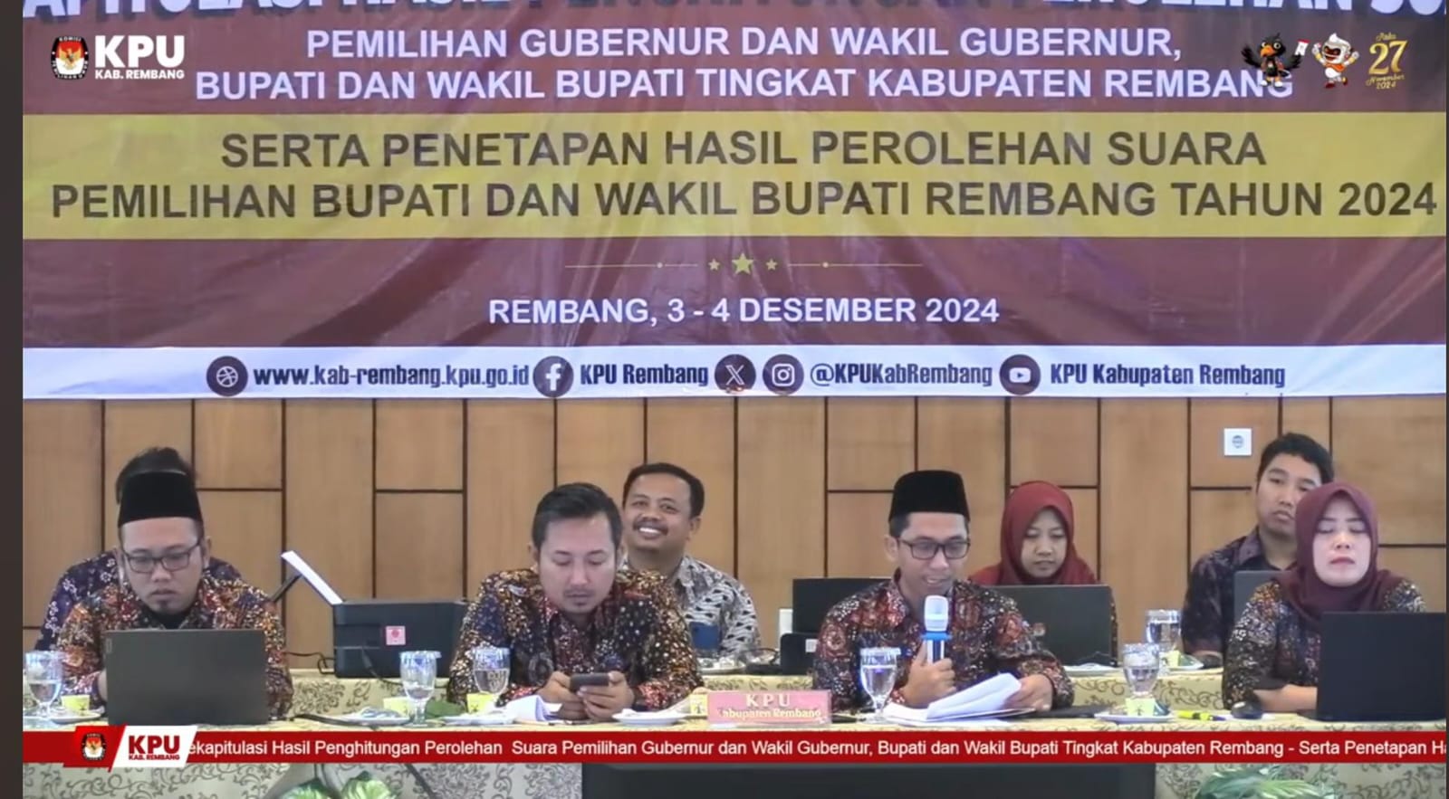 M. Ika Iqbal Fahmi memimpin rapat pleno penetapan hasil perolehan suara Pemilihan Bupati dan Wakil Bupati Rembang Tahun 2024 (Foto: Tangkapan layar kanal youtube KPU Rembang)