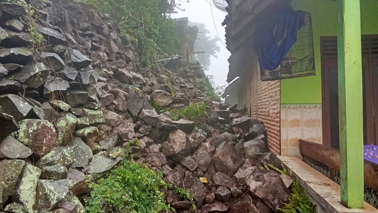 Longsor yang menimpa salah satu rumah warga di Desa Pakis, Kecamatan Sale, Kabupaten Rembang pada hari Jum'at (6/12), siang sekitar pukul 13.30 WIB (Klikfakta: Ahmat Saiful)