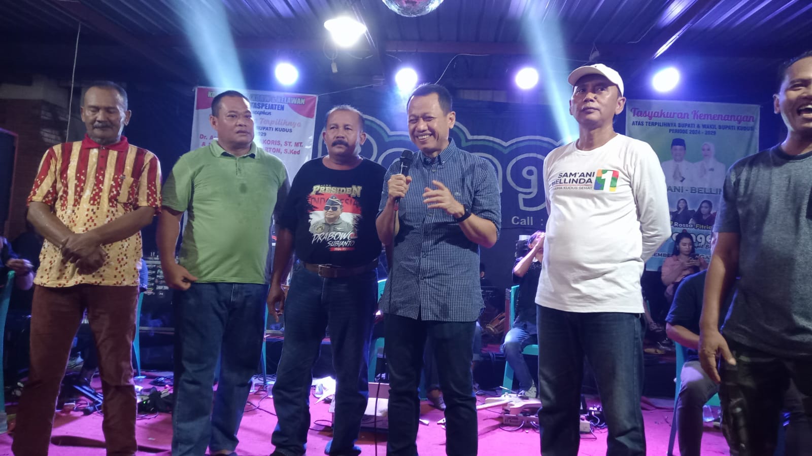 Samani Intakoris, Bupati Kudus Terpilih periode 2024-2029 hadir di tengah-tengah relawan dan warga Desa Getaspejaten, Kecamatan Jati, Kabupaten Kudus yangbmenggelar acara syukuran pada Sabtu (7/12/2024) malam