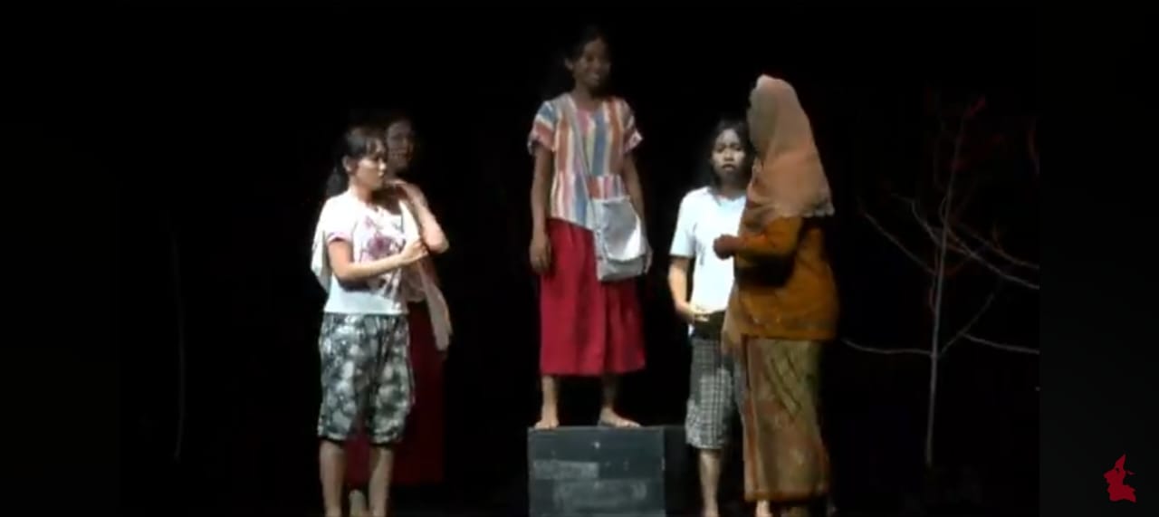 Penampilan kelompok teater dalam Festival Teater Pelajar XIV Teater Djarum Award tahun 2024