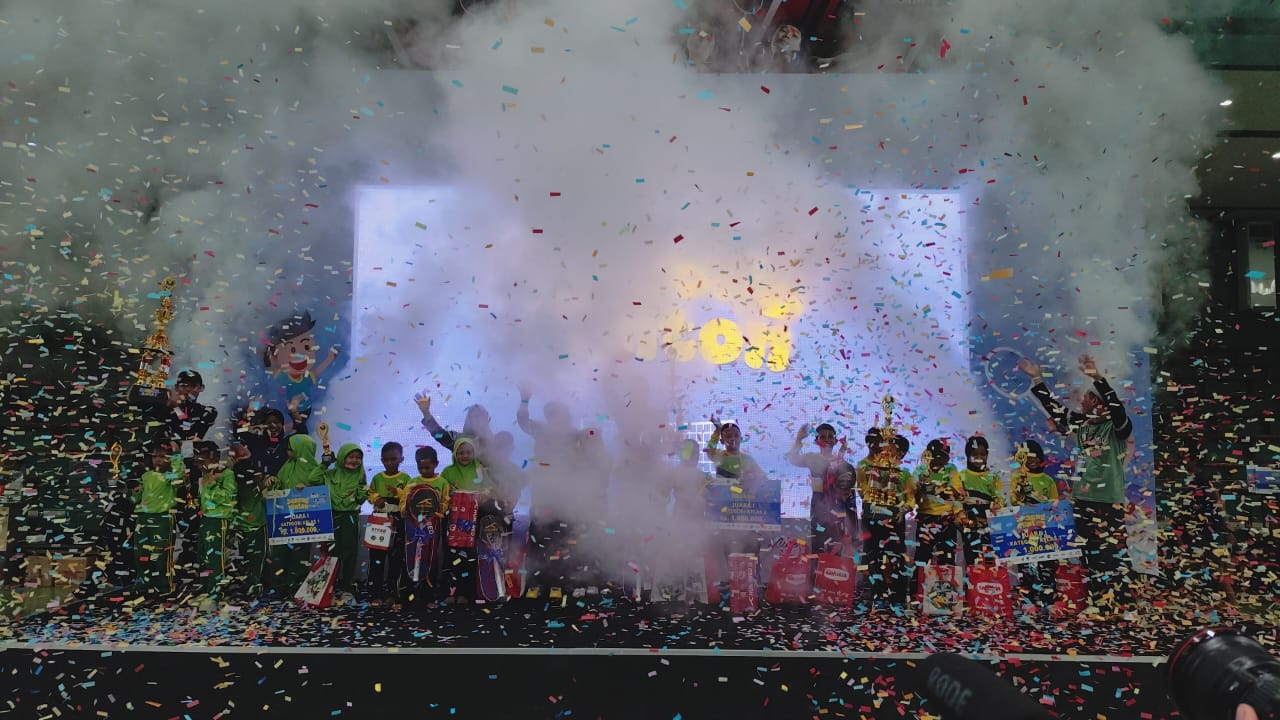 Meriahnya podium juara dalam Festival SenengMinton yang digelar pada 14 dan 15 Desember 2024 di GOR Djarum, Jati, Kudus.