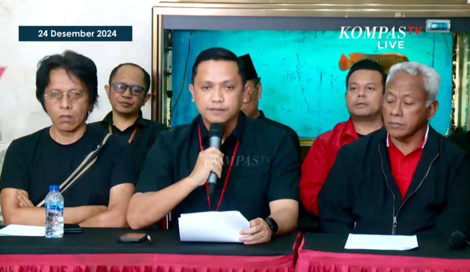 Konferensi Pers Dewan Pimpinan Pusat (DPP) Partai Demokrasi Indonesia Perjuangan atas Status Tersangka Hasto Krisdiyanto oleh KPK (Foto: Tangkapan layar kanal youtube KOMPASTV TV)