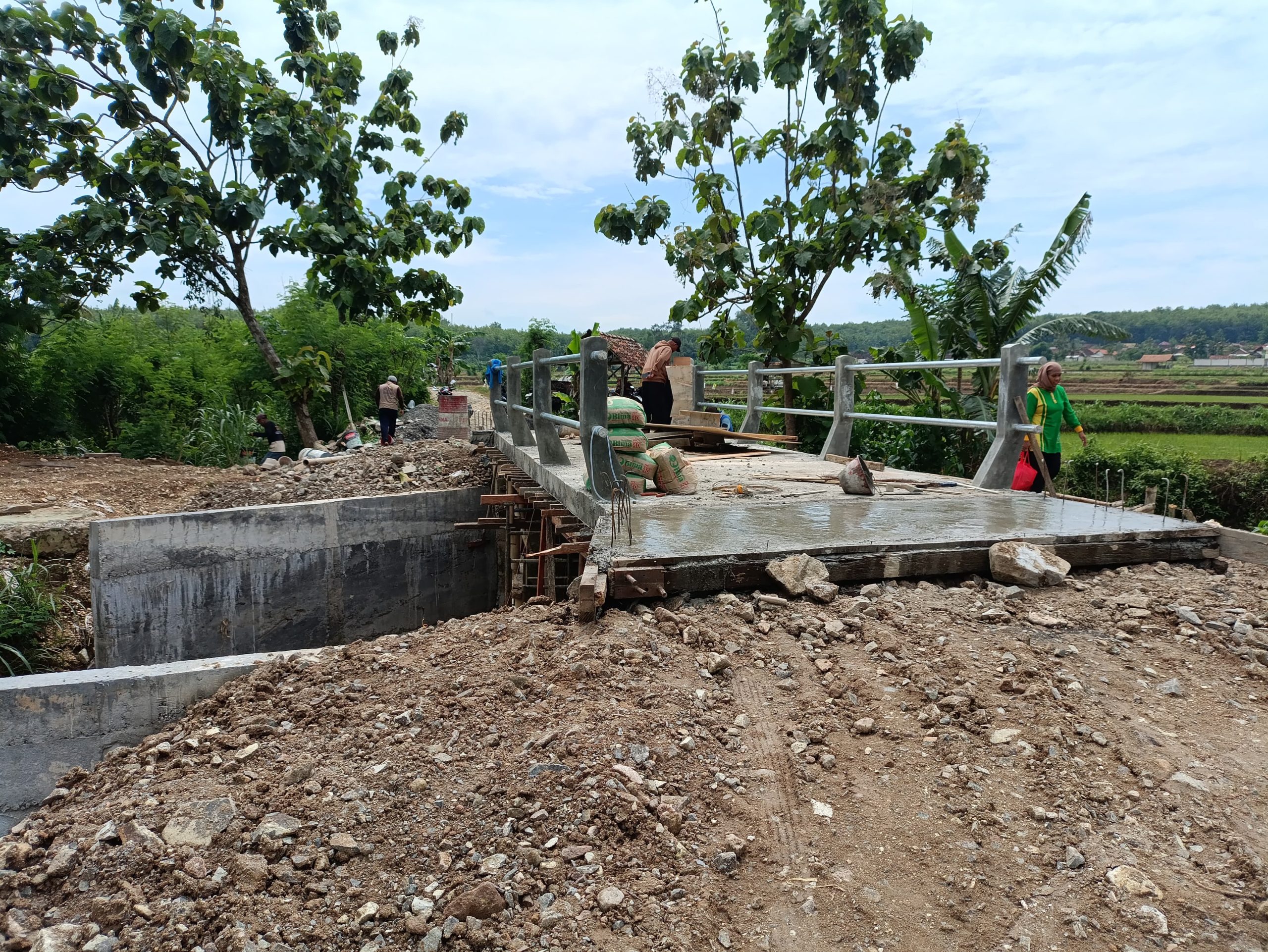Proses Finishing Jembatan Oleh Pekerja pada Jum'at (27/12) (Foto: Ahmat Saiful)