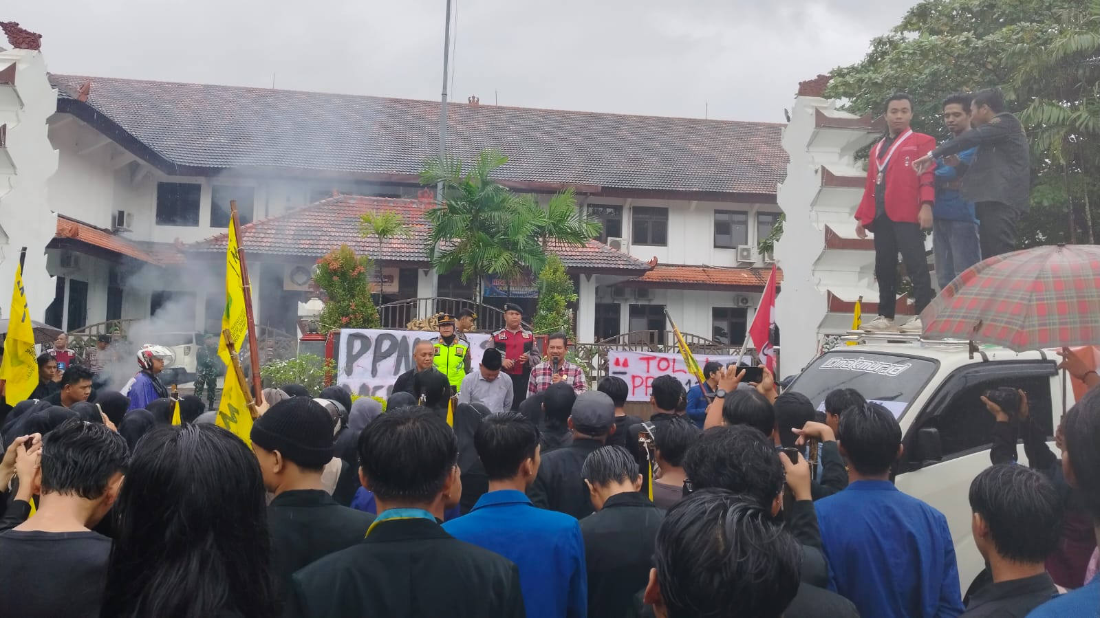 aksi unjuk rasa untuk menolak Pajak Pertambahan Nilai (PPN) 12 persen di depan Gedung DPRD Kabupaten Jepara, Senin (30/12/2024)