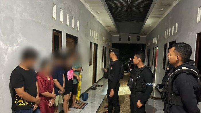 Sejumlah pasangan yang kedapatan tengah asusila di sebuah kosan di wilayah Jepara terciduk Tim Patroli Siraju Polres Jepara pada Minggu (7/12) malam (foto: TribunJateng)