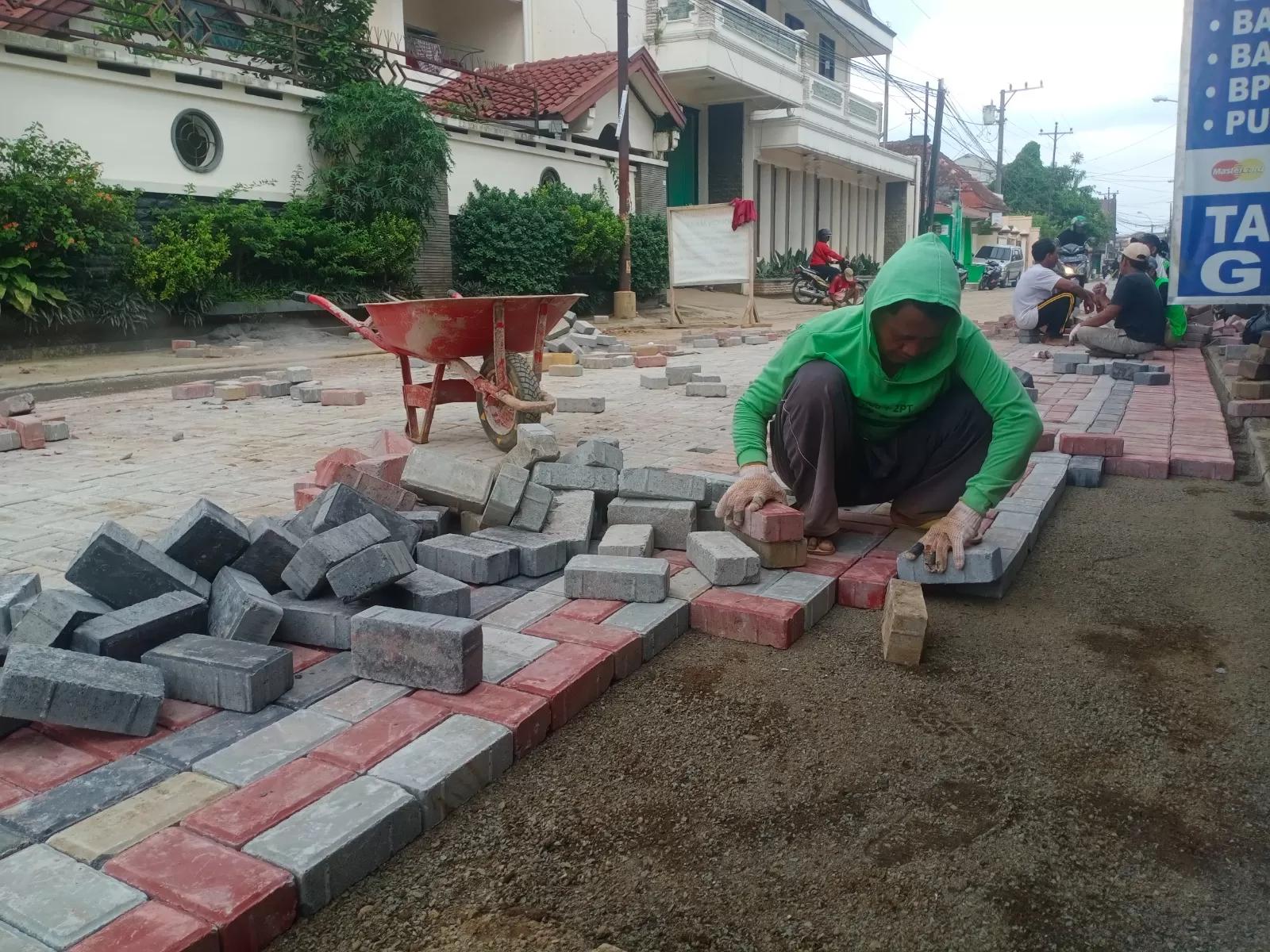 Sejumlah pekerja memasang paving Jalan KH Ahmad Dahlan. (ANDIKA TRISNA SAPUTRA/RADAR KUDUS)