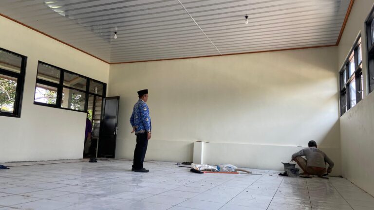 Pembangunan ruang kelas di SMPN 2 Dawe Kudus melalui APBD Tahun 2024 yang sudah rampung. (Foto: Siti Islamiyah/Zonanews.id)