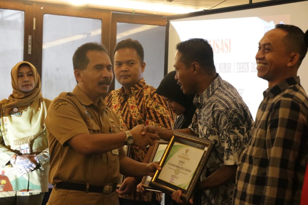Penyerahan penghargaan kepada wajib pajak terpatuh di Jepara oleh Sekda Edy Sujatmiko di Hotel d’Season Jepara pada Senin (16/12/2024)