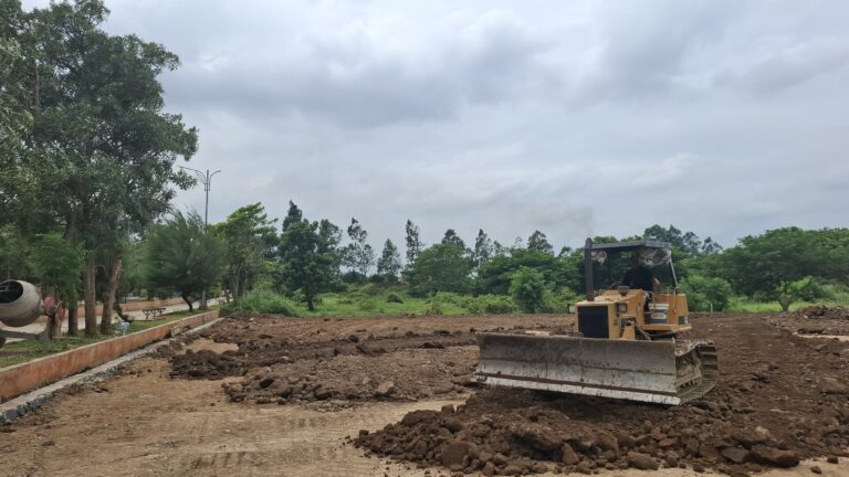 Pekerjaan pengurukan tanah uruk gedung Perpustakaan Daerah di area Balai Jagong Kudus pada Selasa, 24 Desember 2024. (Nila/Zonanews.id)