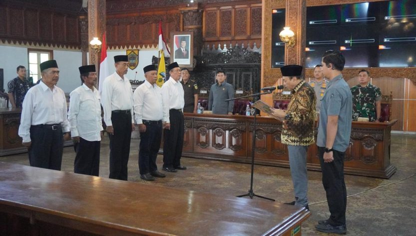 Penjabat (Pj) Bupati Jepara, H. Edy Supriyanta menyerahkan Surat Keputusan (SK) perpanjangan masa jabatan di Pendopo R.A Kartini, Selasa (24/12/2024)