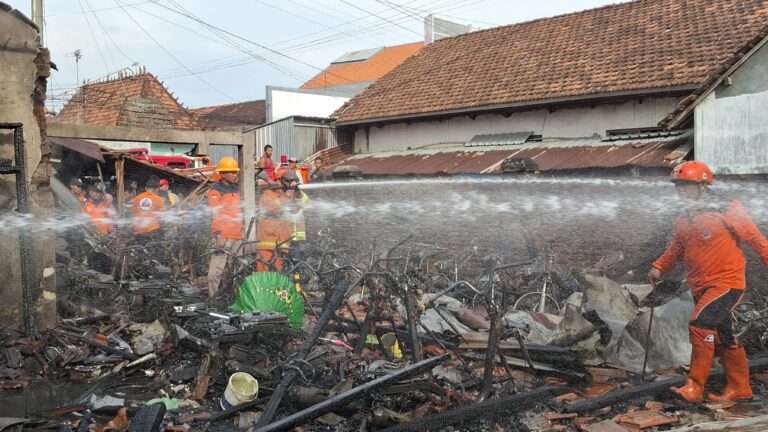 Kebakaran yang terjadi di penitipan kendaraan di Desa Bulungcangkring, Kecamatan Jekulo, Kabupaten Kudus pada Sabtu, 28 Desember 2024. (Nila/Zonanews.id)