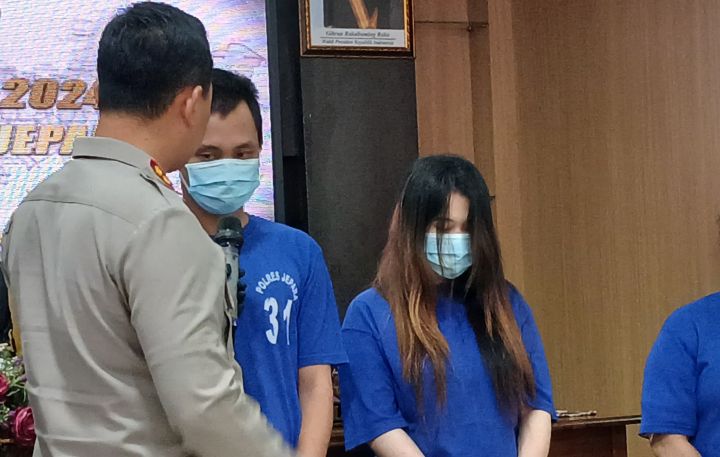 Sepasang kekasih yang ditangkap Polres Jepara lantaran mempromosikan judi online di media sosial (foto: MetroTV)