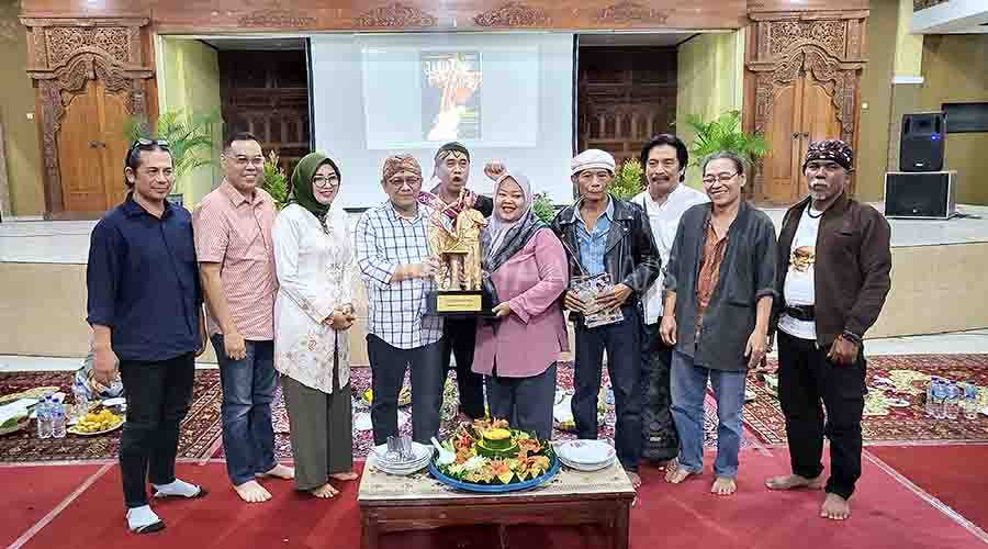 Penyerahan Piala Penghargaan Anugerah Kebudayaan Indonesia kategori Pemerintah Daerah tingkat Kabupaten saat Dialog Kebudayaan bersama Pj Bupati Kudus HM Hasan Chabibie, Jumat (20/12/2024) malam (foto: MuriaNews.com)