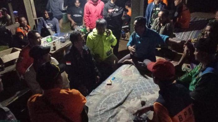 BPBD Jepara bersama relawan dan warga Desa Somosari, Kecamatan Batealit, Kabupaten Jepara saat melakukan pencarian terhadap orang pelajar hilang di hutan wisata Desa Somosari, Kecamatan Batealit, Kabupaten Jepara (Foto: TribunMuria.com)