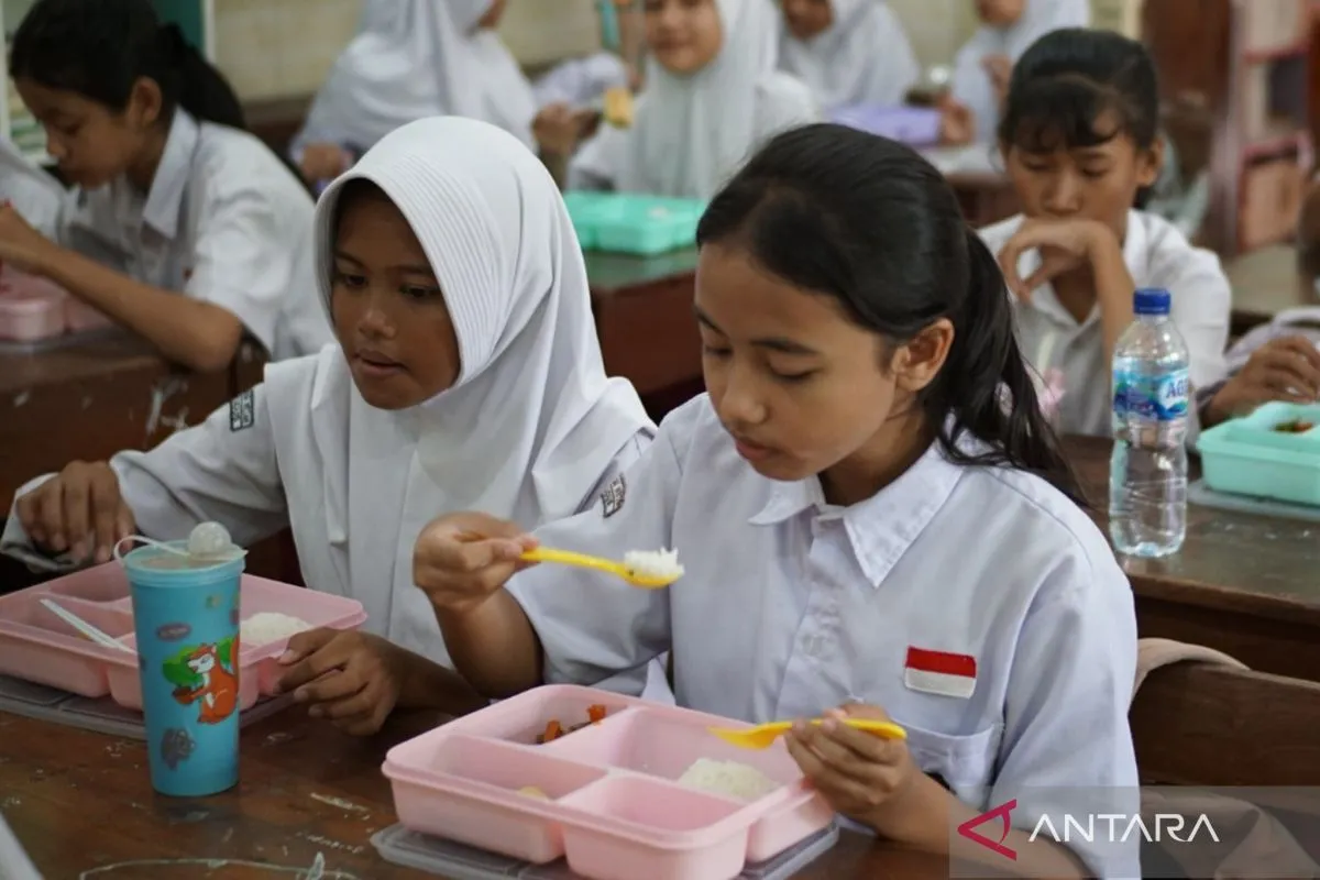 Siswa SD Kabupaten Kudus, Jawa Tengah, menyantap makanan program makan bergizi gratis (MBG). (ANTARA/Akhmad Nazaruddin Lathif)