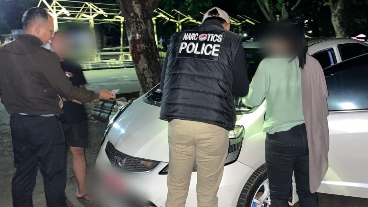 Sepasang kekasih yang bermesuman di Pantai Kartini dirazia Tim Patroli Presisi Siraju Polres Jepara (foto: Viva Jogja)