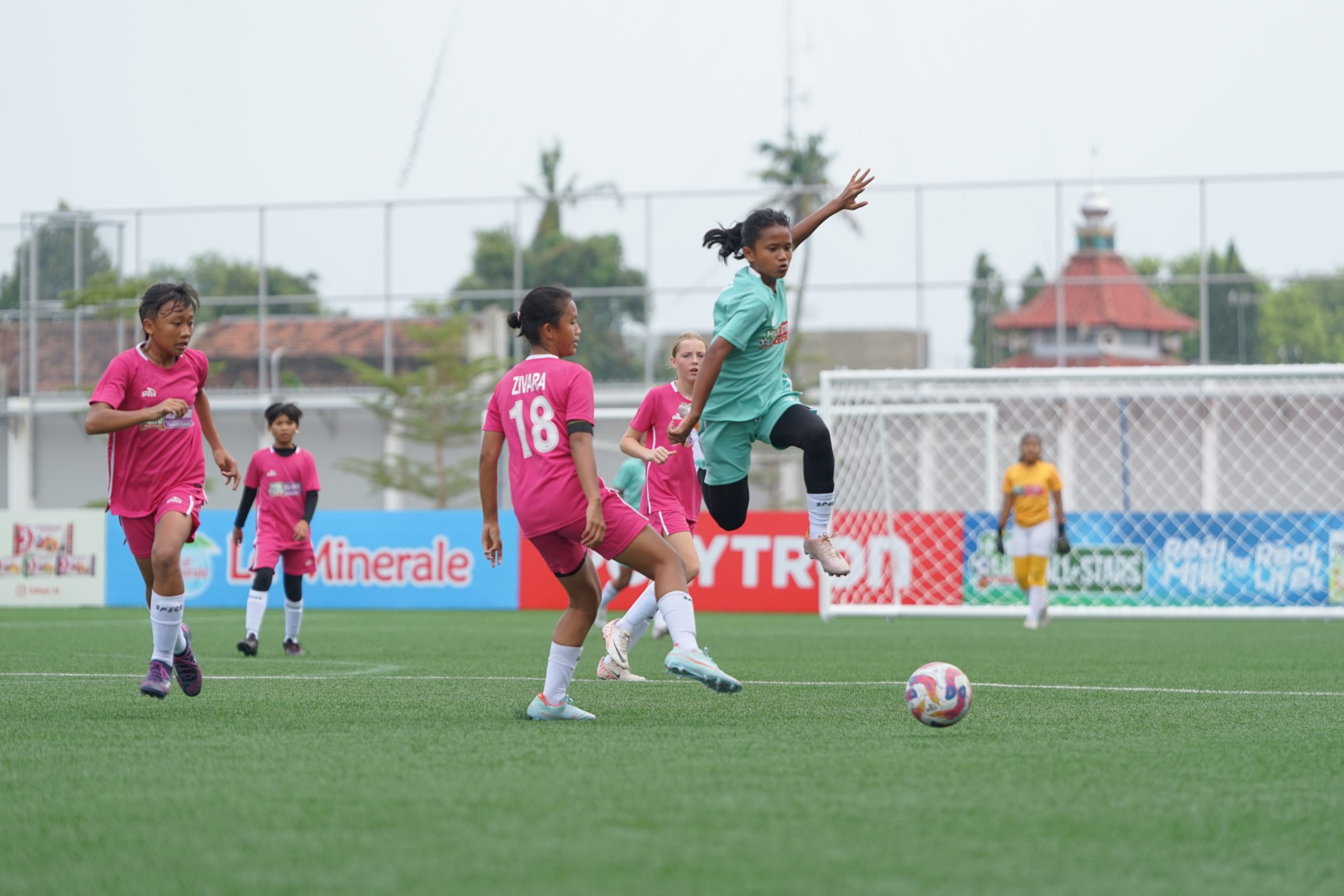 Pertandingan Kudus vs Tangerang pada ajang MilkLife Soccer Challenge All-Stars yang berlangsung di Supersoccer Arena, Rendeng, Kudus, Jawa Tengah, Jumat (24/1)