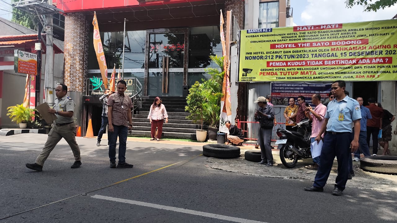 Sejumlah petugas BPN Kudus saat melakukan pengukuran lahan dan bangunan The Sato Hotel Kudus, Selasa (07/01/2025)