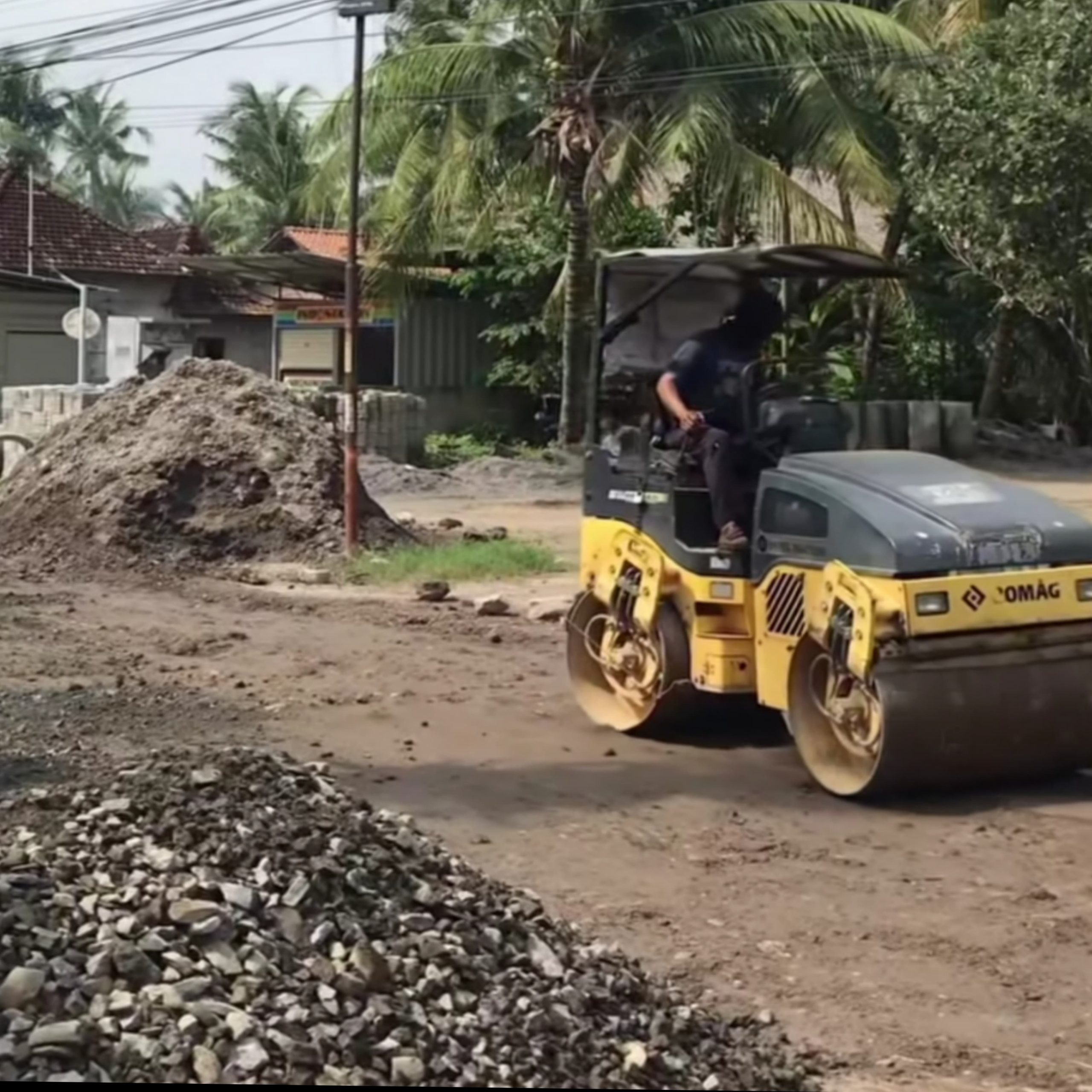 Proses Perbaikan Jalan Tayu-Puncel dengan Alat Berat (Foto: ig @patisakpore)