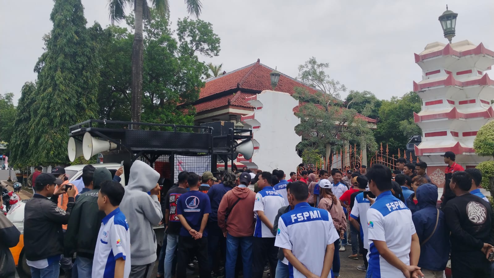 Ratusan buruh Jepara yang tergabung dalam Serikat Pekerja Aneka Industri Federasi Serikat Pekerja Metal Indonesia (SPAI FSPMI) Jepara Raya, menggelar aksi unjuk rasa di depan Kantor Bupati Jepara, Kamis (16/1)