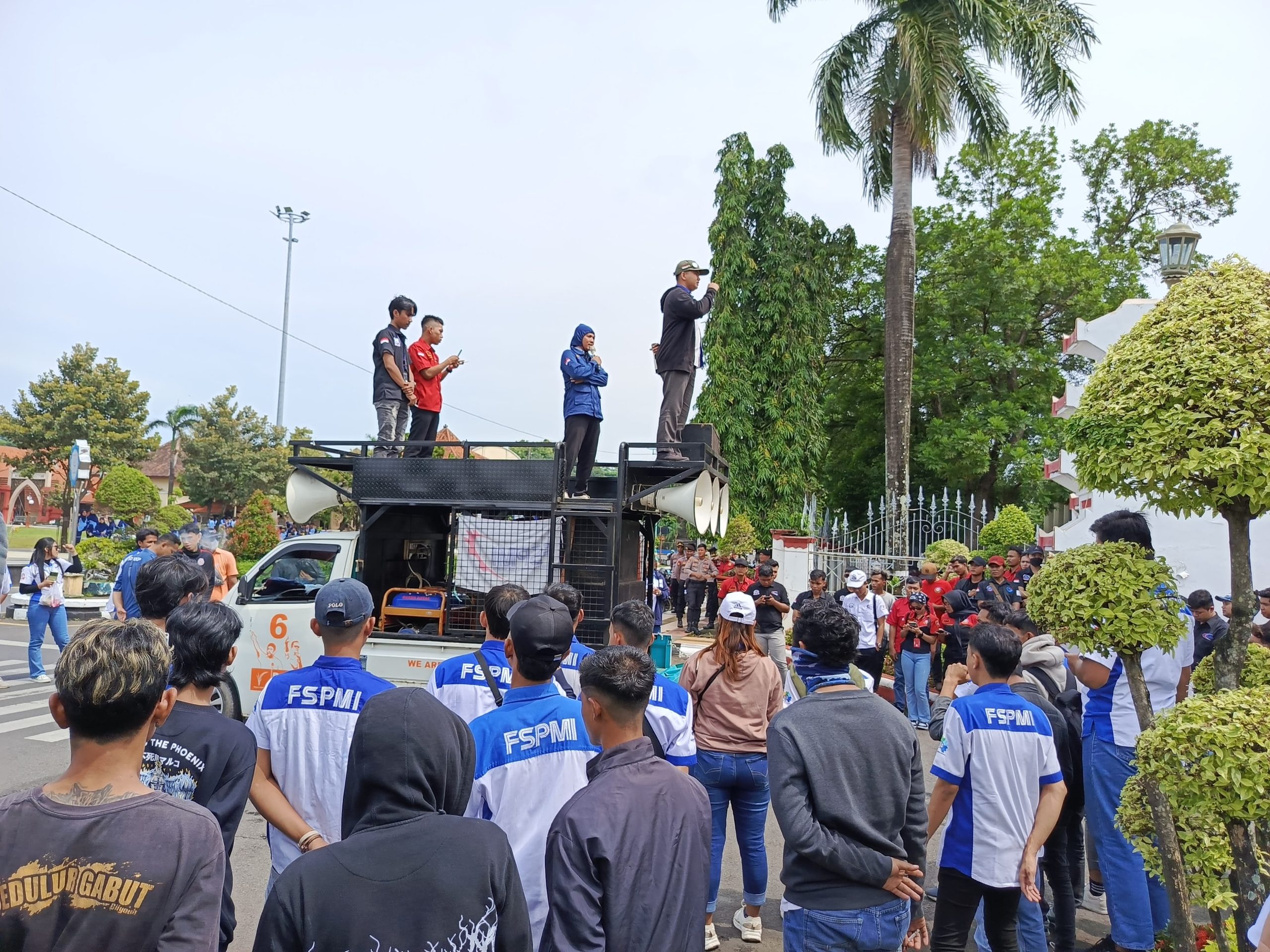 Massa buruh menyuarakan aspirasi terkait UMSK Jepara 2025 (istimewa)