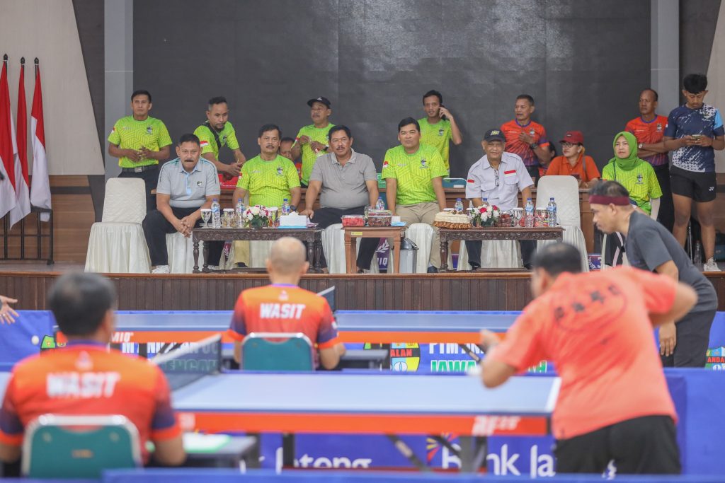 Nana Sudjana Saat Menyaksikan Kejuaraan Tenis Meja Gubernur Jateng Cup 2025 (foto: jatengprov.go.id)