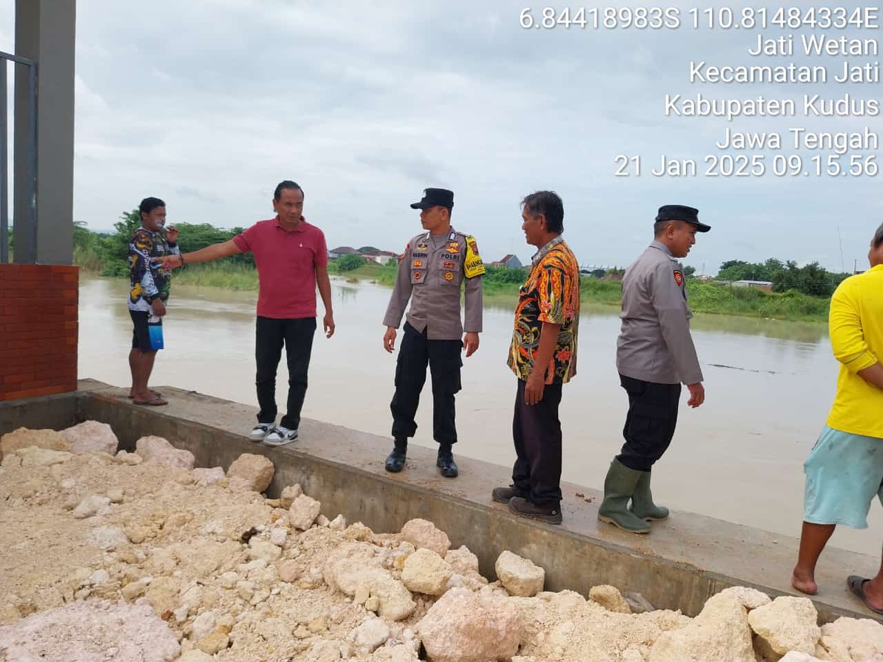 Camat Jati, Kudus, beserta jajaran melakukan pemantauan di desa rawan banjir pada Selasa (21/1/2025)