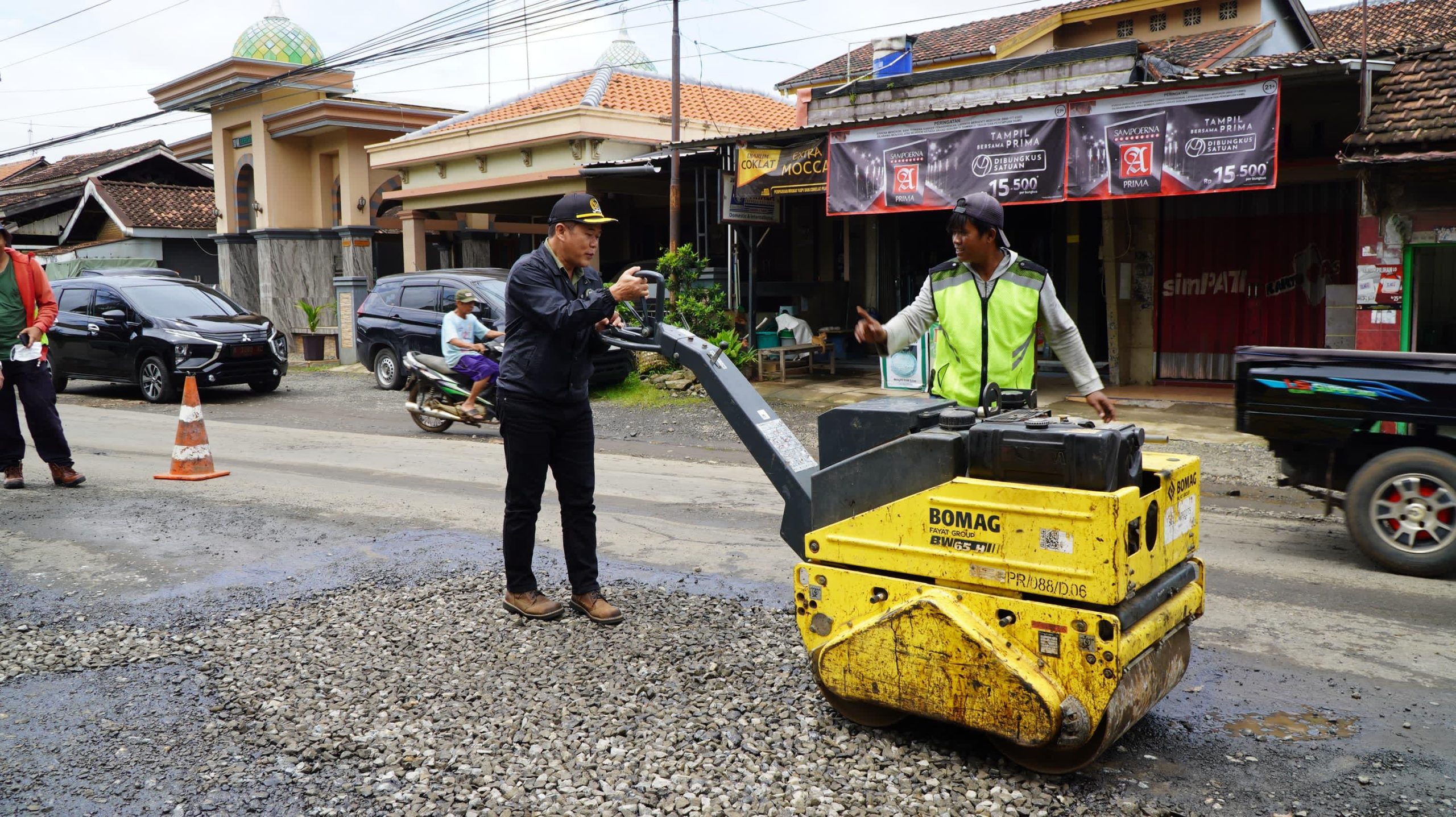 Ketua DPRD Kabupaten Jepara, Agus Sutisna, melakukan inspeksi mendadak (sidak) untuk memantau kondisi kerusakan pada ruas jalan provinsi Jepara-Bangsri.