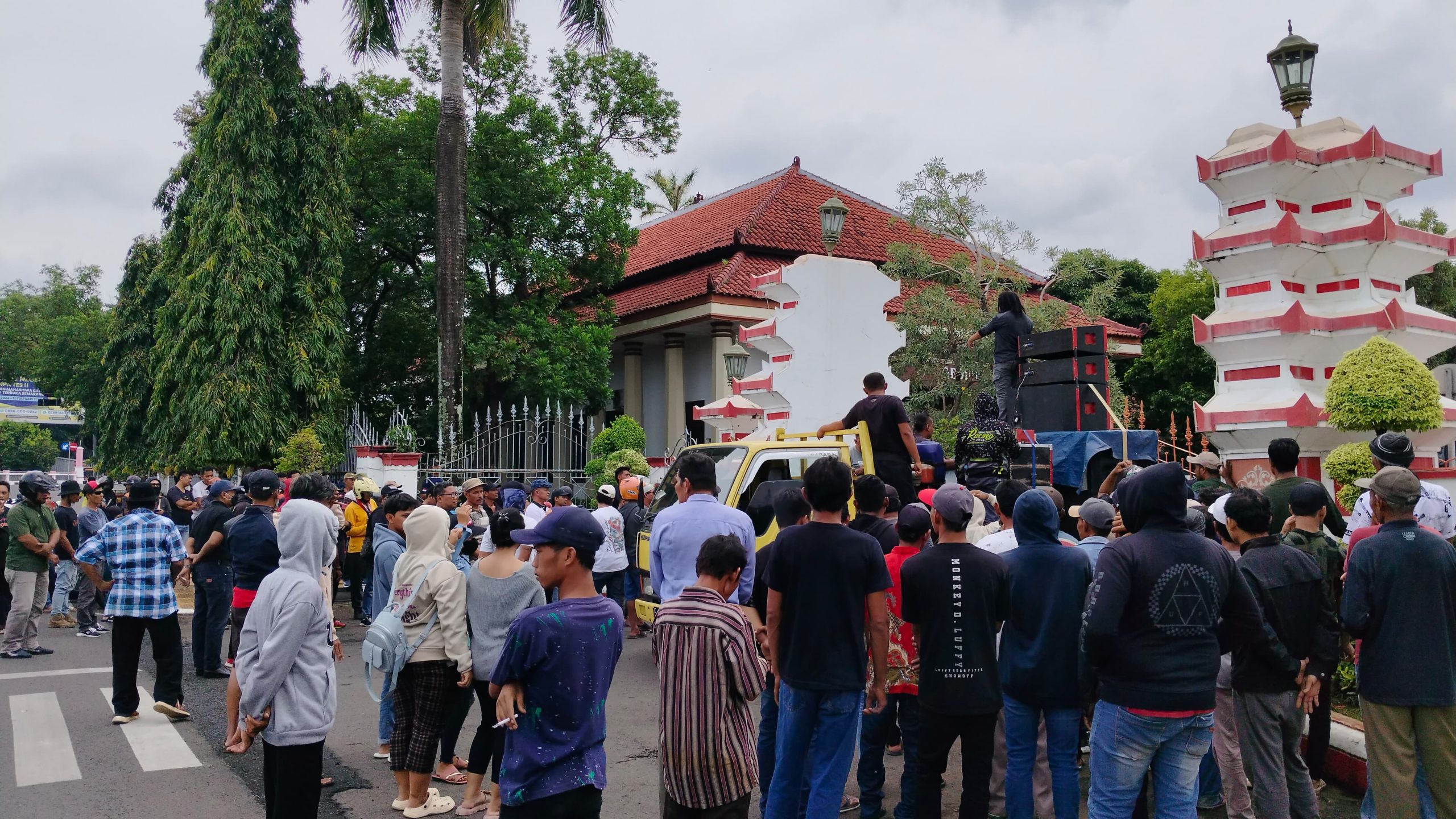 Ratusan massa berkumpul didepan kantor bupati Kamis (24/01/2025) menyampaikan orasi dan keresahan terkait UMSK Jepara.