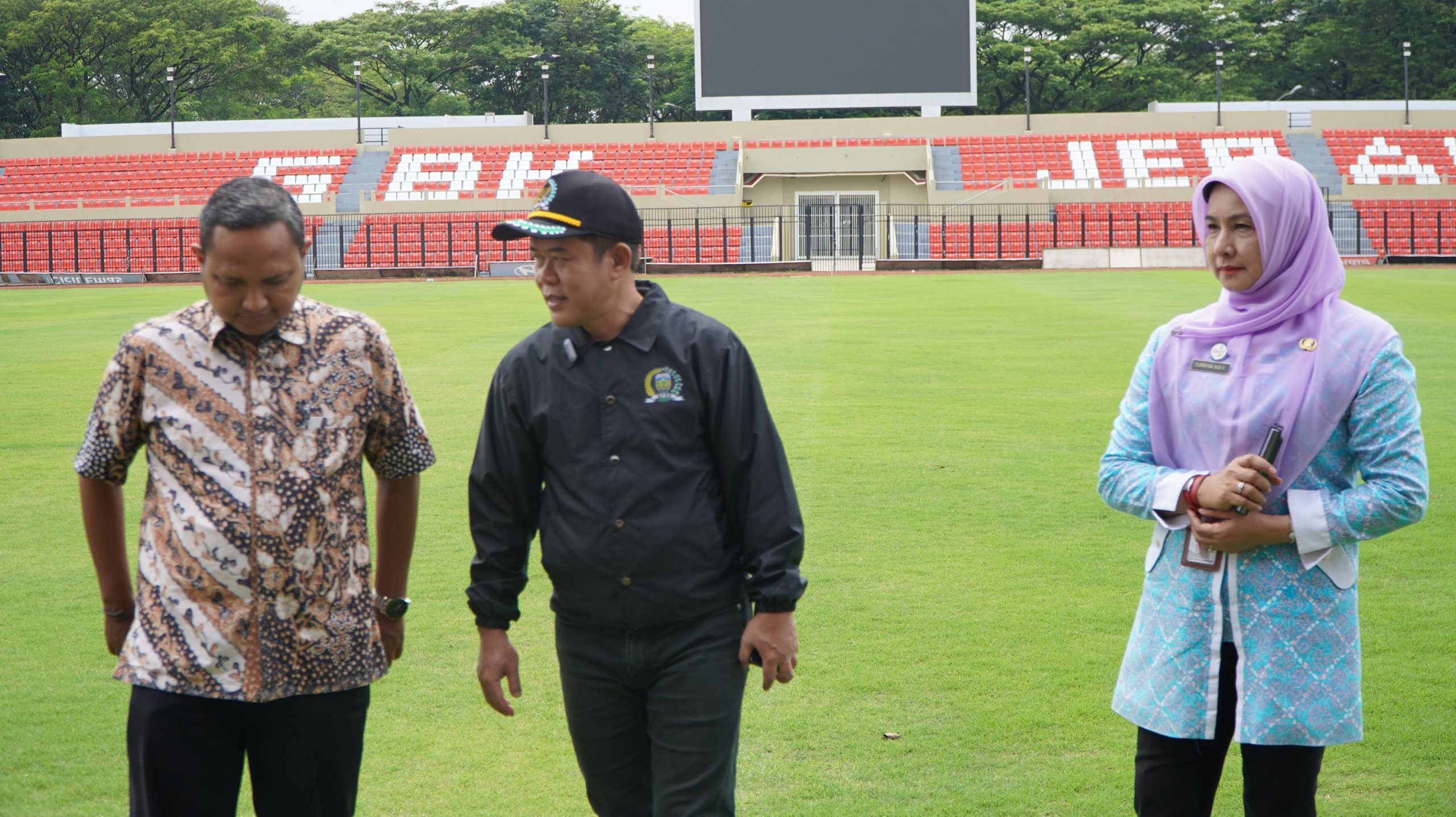 Ketua DPRD Jepara, Agus Sutisna, bersama sejumlah pejabat terkait, melakukan inspeksi mendadak (sidak) ke Stadion Gelora Bumi Kartini (SGBK) untuk mengevaluasi sarana dan prasarana (sarpras) serta manajemen pengelolaan stadion