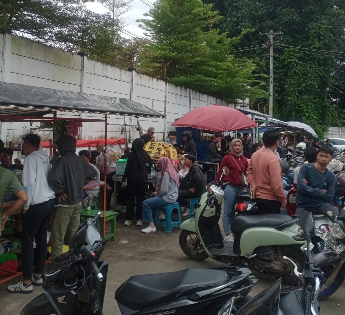 Suasana perputaran ekonomi di area sekitaran pabrik (KlikFakta/RIEZ)