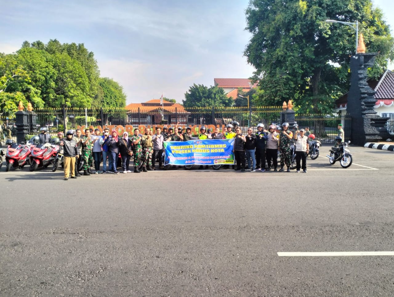 Polsek Kudus Kota bersama Pemerintah Kecamatan Kota Kudus, Koramil 01 Kota Kudus dan Pemerintah Desa se-Kota Kudus menggeber gas bersama pada Sabtu (25/1/2025).