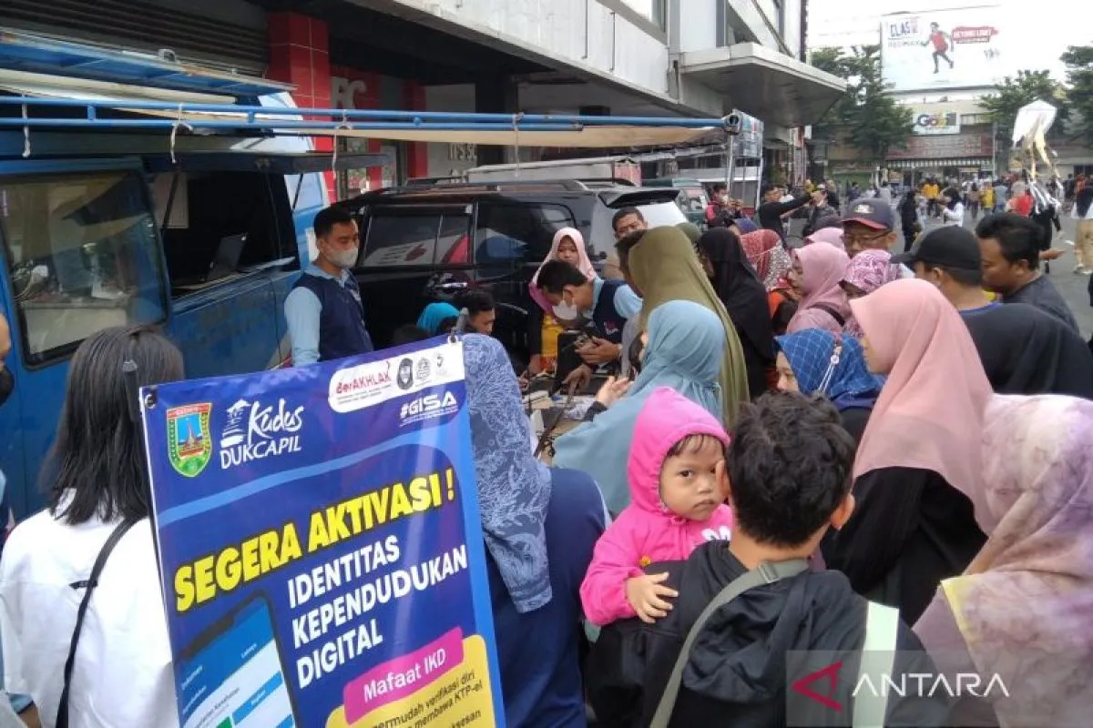 Disdukcapil Kudus membuka layanan aktivasi KTP digital di Car Free Day (foto: ANTARA)