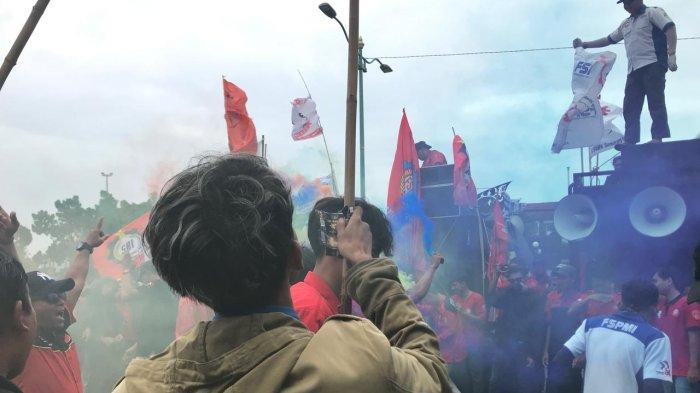 Para buruh melakukan aksi demo di depan kantor Pemkab Jepara membawa 3 tuntutan pada Kamis (30/1/2025) (foto: TribunJateng)