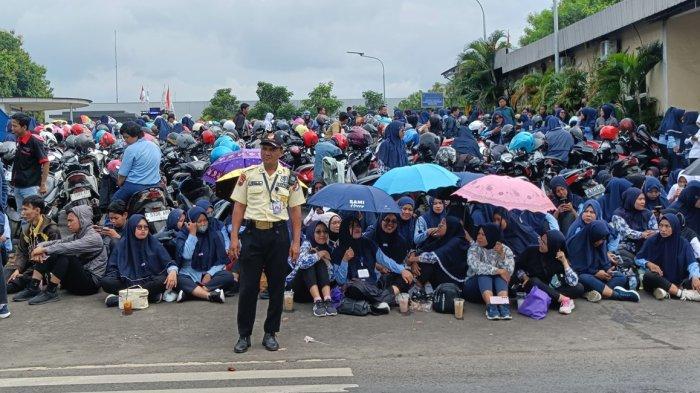 Puluhan ribu buruh pekerja pabrik Kabupaten Jepara melakukan aksi mogok kerja pada Jumat (24/1/2025) (Sumber: TribunJateng.com)