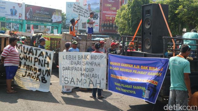 Paguyuban bentor sampah menggelar aksi demo di Depan Kantor Bupati Kudus, Sabtu (25/1/2025) menuntut solusi atas pentutupan TPA Tanjungrejo. Foto: Dian Utoro Aji/detikJateng