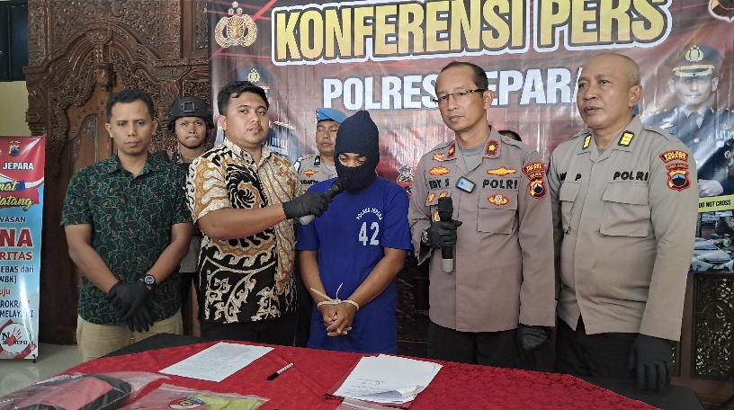 Konferensi pers pria pelaku pencabulan balita 3,5 tahun di Mapolres Jepara, Jumat (24/1/2025) (Murianews)