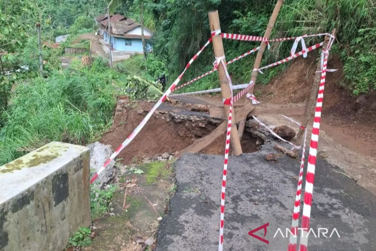 Jalan desa di Desa Rahtawu, Kecamatan Gebog, Kabupaten Kudus, Jawa Tengah, mengalami longsor, Rabu (1/1/2025). ANTARA/HO-BPBD Kudus