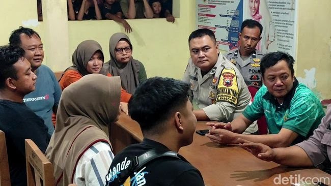 Suasana saat Pak Kades Tanjungrejo Pati, Sukanto, dibawa warga ke balai desa buntut dugaan kumpul kebo, Jumat (18/1/2025) (foto: detikjateng)