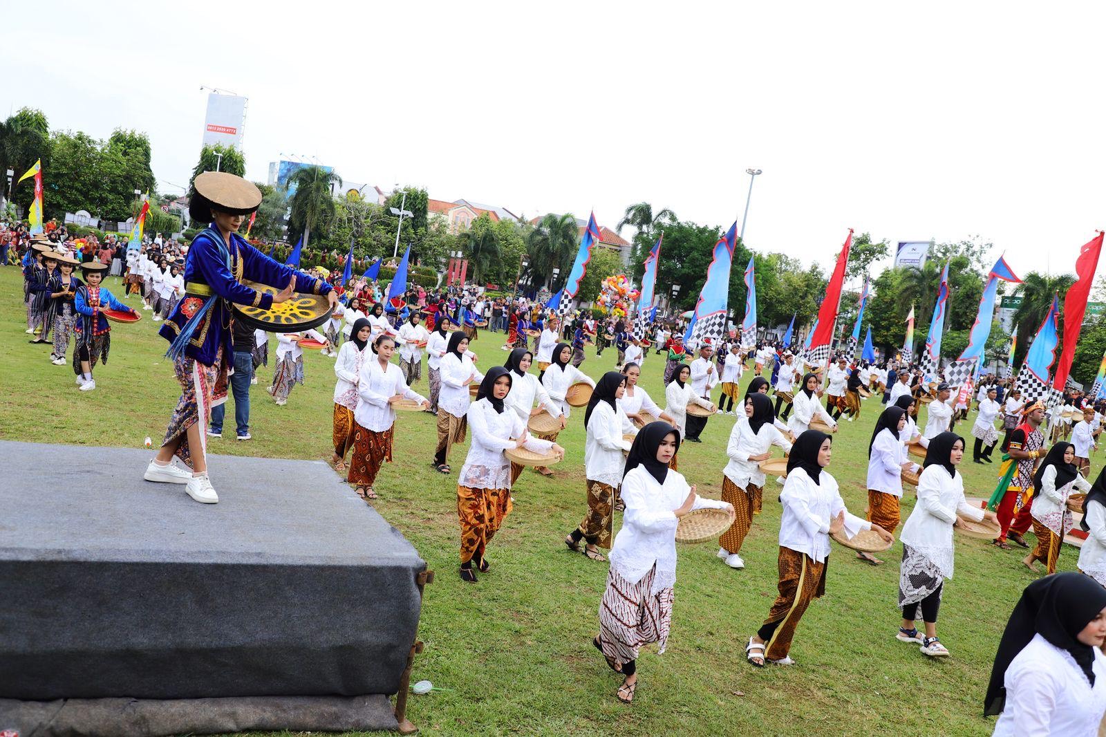 Sebanyak 1.405 penari dari berbagai usia bersama-sama memecahkan rekor MURI Pagelaran Tari Kretek dengan Peserta Terbanyak, di Alun-alun Simpang Tujuh Kudus, Sabtu (22/2/2025).