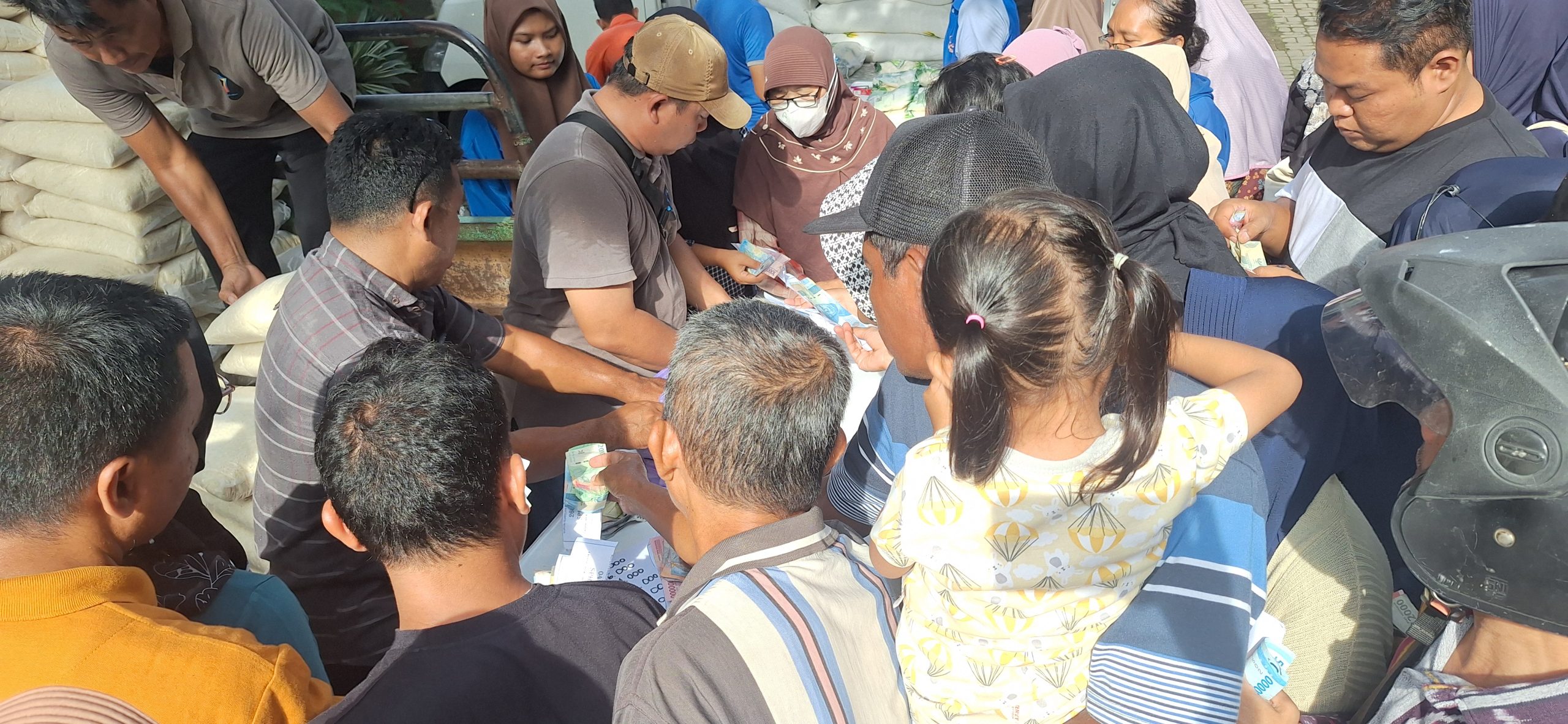 Keramaian warga membeli beras dengan harga lebih murah di Gerakan Pangan Murah di Halaman Dinas Pertanian dan Pangan Kabupaten Kudus, Jumat (14/2/2025)