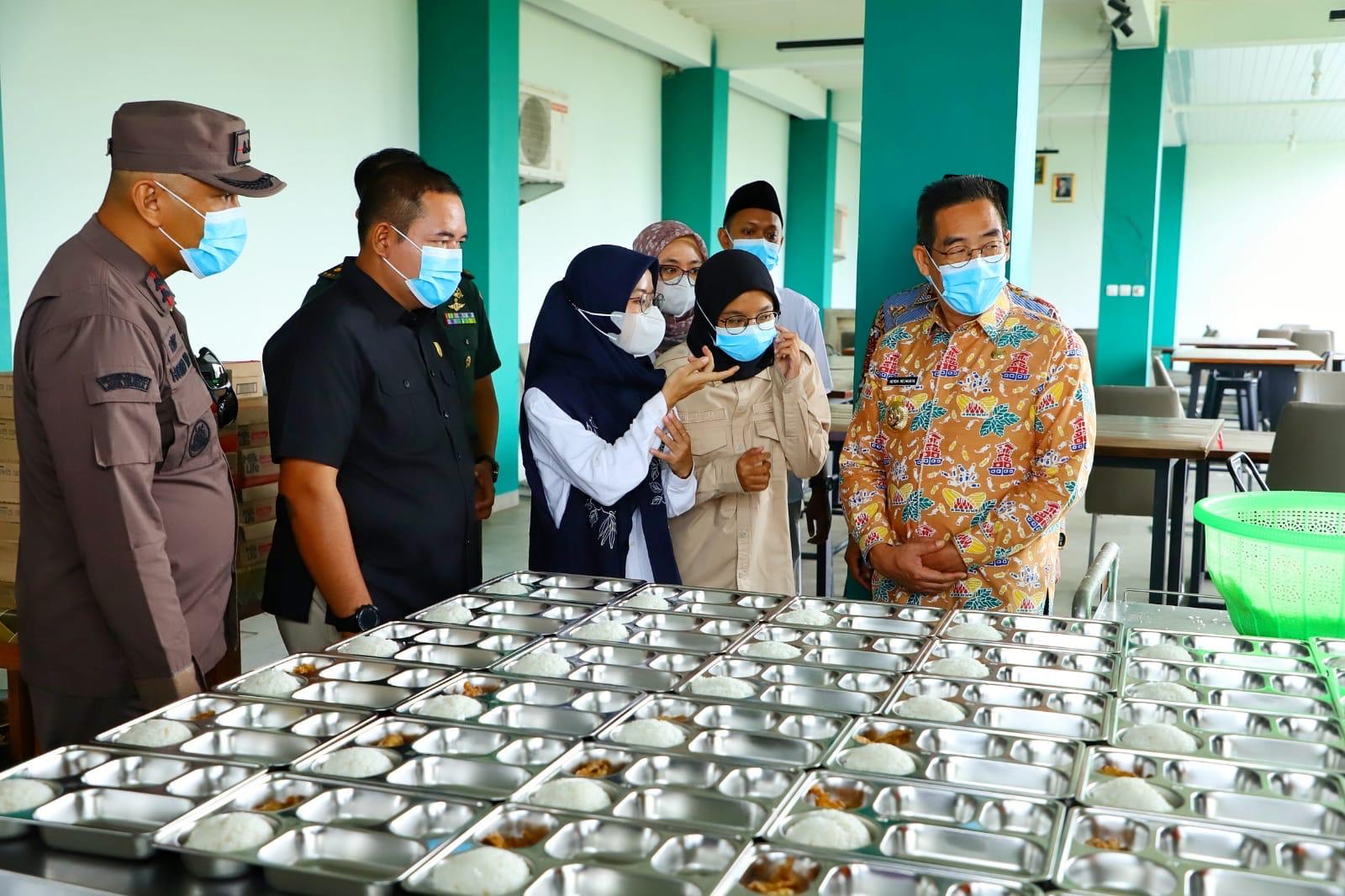 Pj Bupati Kudus Herda Helmijaya bersama Forkopimda meninjau pengolahan serta pendistribusian MBG di Ponpes Nashrul Ummah, kompleks SMK Assa'idiyah 2 Mejobo Kudus, Rabu (12/2/2025).